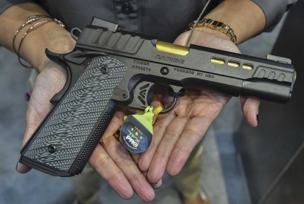 caliber 3/2019 Jemand präsentiert die Kimber 1911 Rapide auf seinen Händen.