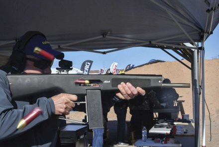 caliber 3/2019 Sol Invictus Arms AA-12 mit fliegenden Hülsen auf dem Schießstand.