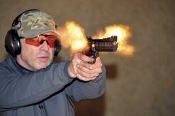 caliber 4/2019 Patronen in .357 Magnum. Im Vordergrund links ohne Crimp und rechts mit Crimp.