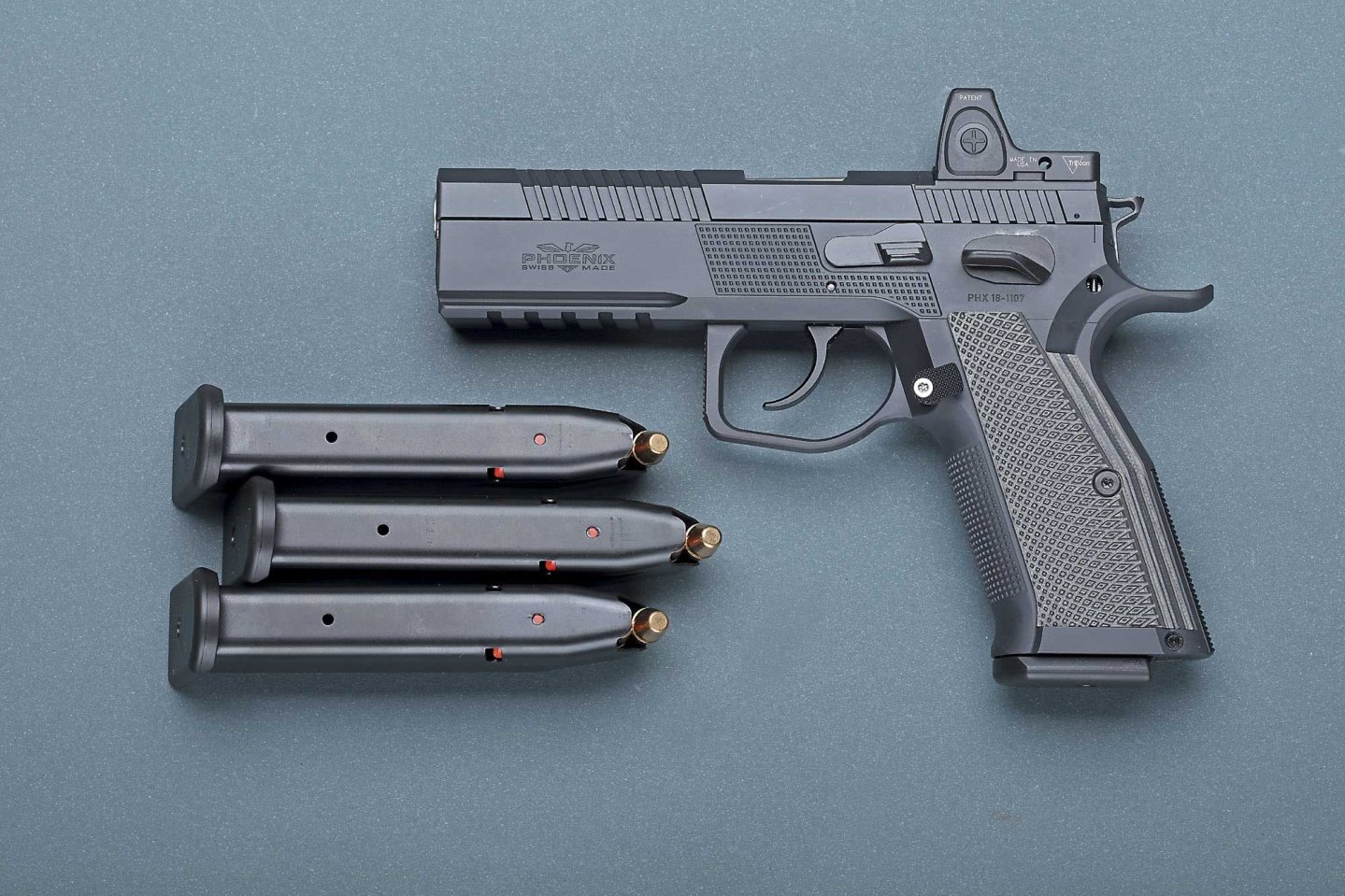 caliber 4/2019 Korth Super Sport ULX in linker Seitenansicht auf anthrazitfarbener Platte.