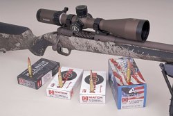 caliber 4/2019 Club 30 Jubiläumsrevolver in rechter Seitenansicht auf einer Stahlplatte.