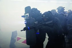 ENFORCE TAC 2018 Club 30 Jubiläumsrevolver in rechter Seitenansicht auf einer Stahlplatte.