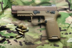 caliber 5/2019 Remington 700 PCR (vorne) und Remington M24 SWS auf Zweibeinen neben einem Swarovski-Spektiv.