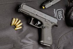 caliber 6/2019 Glock G46 auf schwarzer Glock-Tasche.