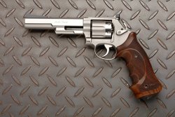 caliber 6/2019 Smith & Wesson 686 in .357 Magnum von Merkel Tuning in linker Seitenansicht.