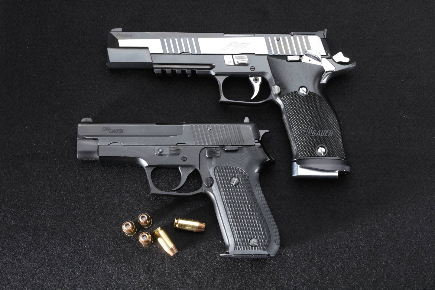 Korth Super Sport ULX in linker Seitenansicht auf anthrazitfarbener Platte.