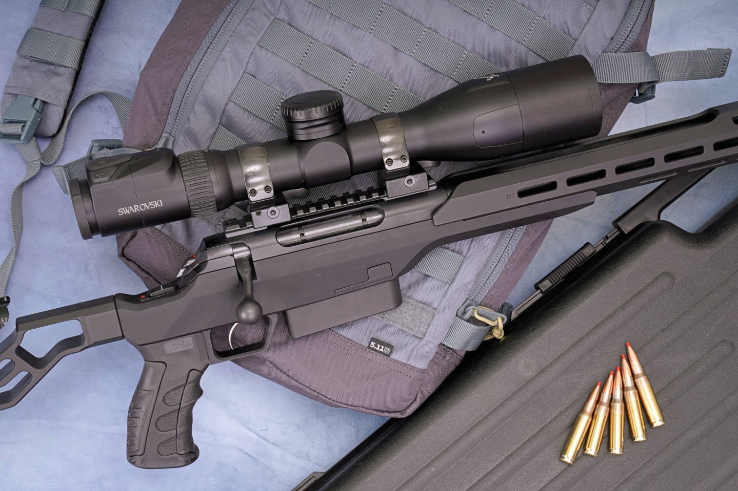 caliber 9/2019 Korth Super Sport ULX in linker Seitenansicht auf anthrazitfarbener Platte.