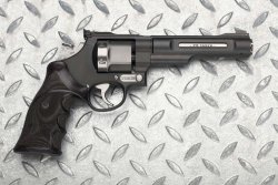 caliber 11+12/2018 Club 30 Jubiläumsrevolver in rechter Seitenansicht auf einer Stahlplatte.