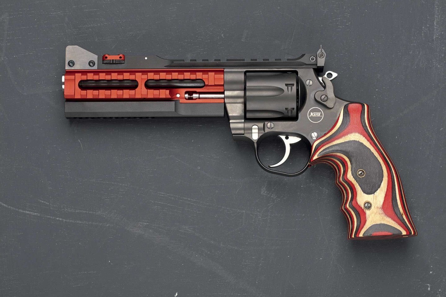 caliber 11+12/2018 Korth Super Sport ULX in linker Seitenansicht auf anthrazitfarbener Platte.