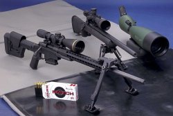 caliber 11+12/2018 Remington 700 PCR (vorne) und Remington M24 SWS auf Zweibeinen neben einem Swarovski-Spektiv.