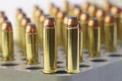 caliber 11+12/2018: Patronen in .357 Magnum. Im Vordergrund links ohne Crimp und rechts mit Crimp.