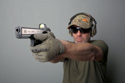 caliber 5/2016 Stefan Perey mit der Glock G17 Gen M.O.S.