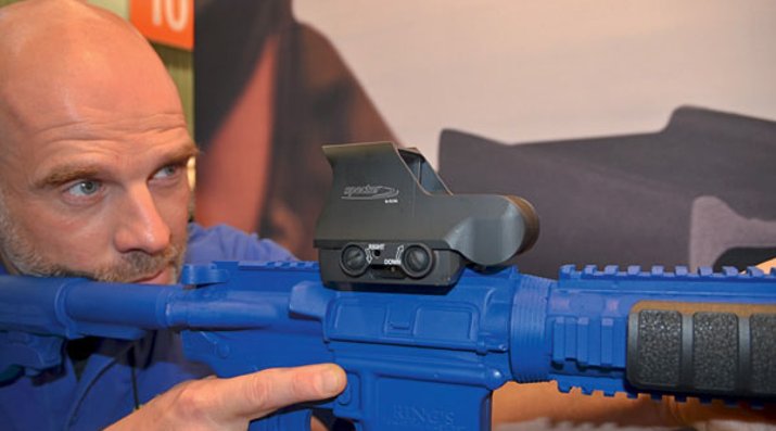 Mann blickt durch das Elcan Specter HCO-Leuchtpunktvisier.