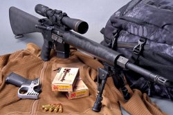 caliber 6/2016 Alexander Arms AR-15 auf dem Zweibein von schräg vorne rechts, mit Munition und Wechselabzug.