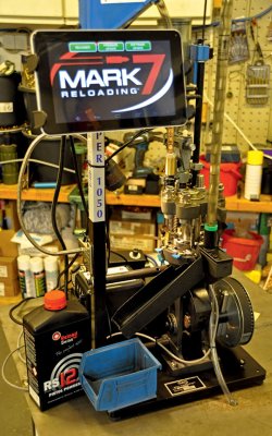 caliber 6/2016 Die Dillon 1050-Progressivpresse mit dem Mark 7 Autodirve-System in einer Werkstatt.