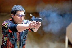 caliber 6/2016 Eric Grauffel in Wettbewerbskleidung schießt seine Tanfoglio-Matchpistole auf dem Schießstand ab.