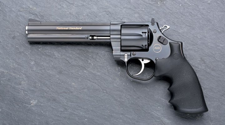 caliber 6/2016 Korth National Standard in linker Seitenansicht auf Schieferplatte.