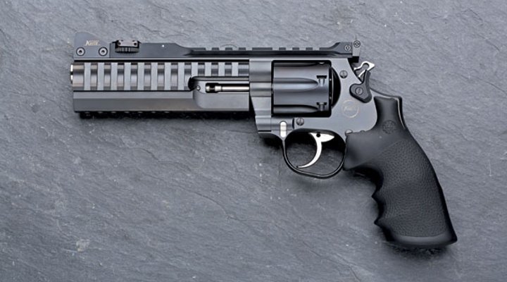 caliber 6/2016 Korth Super Sport in rechter Seitenansicht auf eine Schieferplatte.