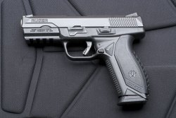 caliber 6/2016 Ruger American Pistol in rechter Seitenansicht auf einer Schutzweste.