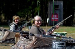 caliber 7+8/2016 Zwei sitzende Schützinnen mit Flinten in der Hand und aufgesetztem Gehörschutz.