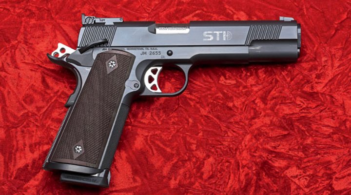 caliber 7+8/2016 Die STI Europe Sentry in rechter Seitenansicht auf rot gemasertem Hintergrund.