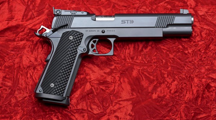 caliber 7+8/2016 Die STI Europe TM Series in rechter Seitenansicht auf rot gemasertem Hintergrund.