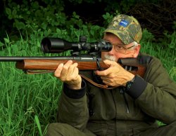 caliber 7+8/2016 Das Zeiss Victory V8 4,8-35x60 auf einer Büchse im Anschlag beim Test im Revier.