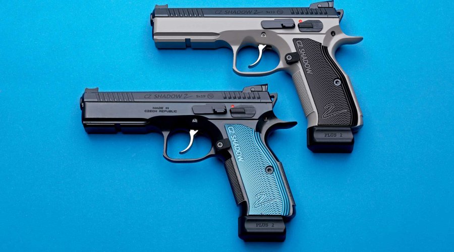 CZ Shadow 2 in Stahl-Optik (oben) und schwarz mit blauer Griffschale (unten) auf blauem Hintergrund.