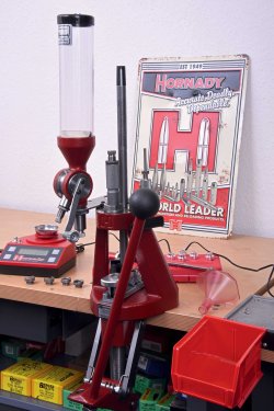 caliber 10/2016 Hornady Lock-N-Load Iron Press mit Zubehör auf einer Holzwerkbank.