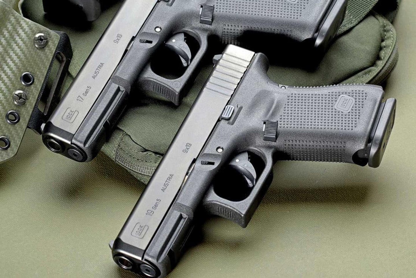 caliber 10/2017 Glock 17 oben und Glock 19 Gen5 unten auf olivfarbenem Holster.