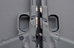 caliber 10/2017 Griffstücke Glock Gen4 links und Glock Gen5 rechts gegenübergestellt.
