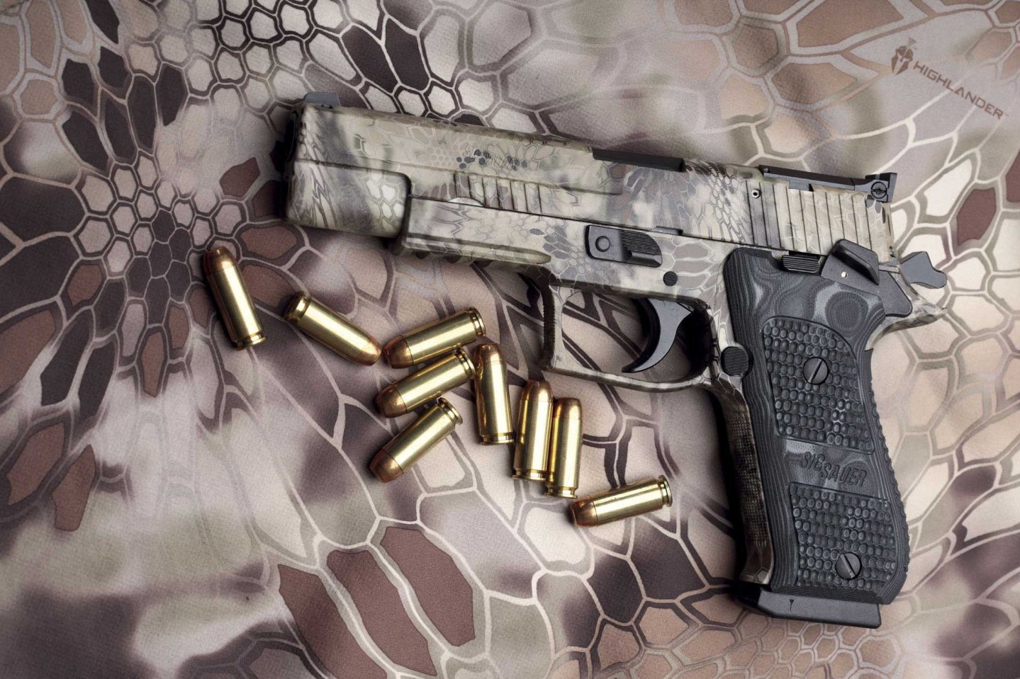 caliber 10/2018: Die Kryptek-Beschichtung der P220 Hunter ist sicherlich Geschmacksache. In den USA boomen solche Camouflage-Oberflächen auf Waffen aller Art. caliber 10/2018: Die Kryptek-Beschichtung der P220 Hunter ist sicherlich Geschmacksache. In den USA boomen solche Camouflage-Oberflächen auf Waffen aller Art.