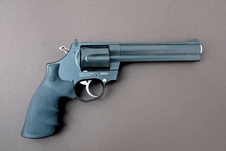 caliber 11+12/2016 Korth National Standard in .357 Magnum auf dunkelgrauem Hintergrund.