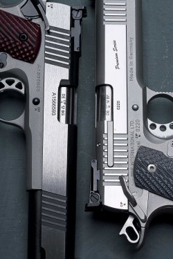 caliber 11+12/2016 RBF Master Class nach unten zeigend und RBF Match King nach oben zeigend mit Verschluss an Verschluss.