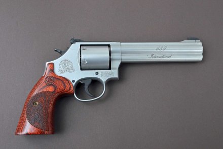 caliber 11+12/2016 Smith & Wesson M686-6 International in .357 Magnum auf dunkelgrauem Hintergrund.