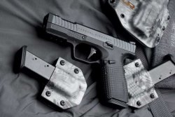 caliber 11+12/2017 Arsenal Firearms Stryk B auf dunkler Decke mit Magazinen in Kydex-Holstern.