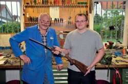 caliber 2/2018 Gottfried Prechtl und rechts daneben der frischgebackene Büchsenmachermeister Klaus Wanitschek mit seinem Meisterstück.