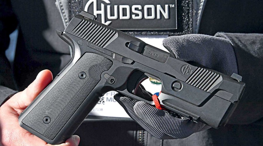 Rechte Seite der Hudson H 9 in zwei Händen gehalten.