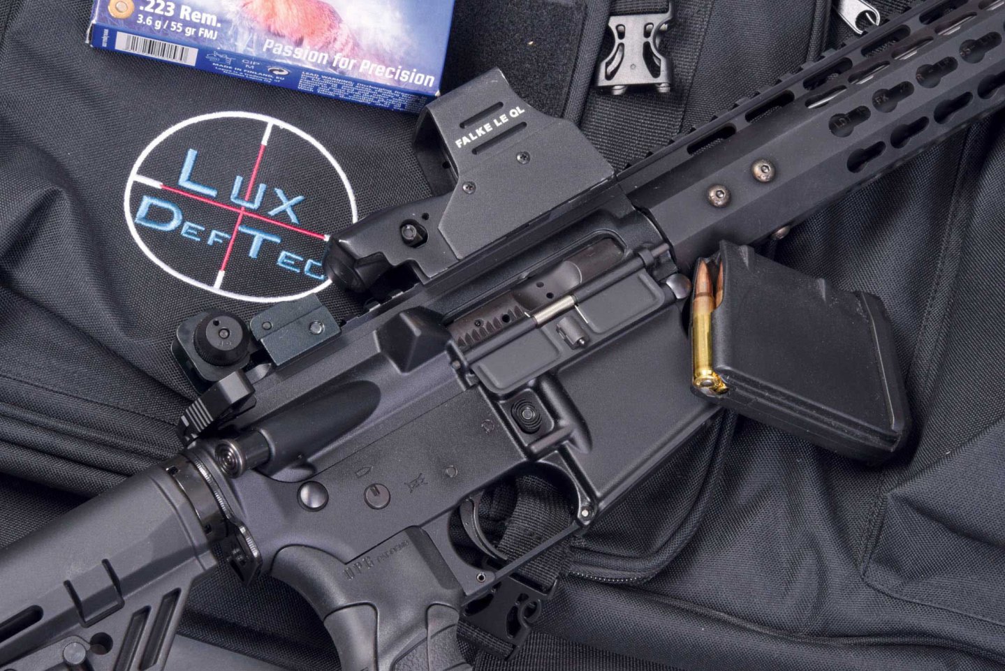 Das Systemgehäuse und Magazin des LuxDefTec LDT 15 F auf schwarzer Gewehrtasche.