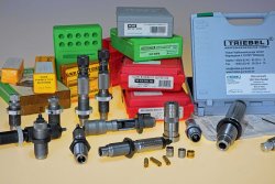 caliber 5/2017 Verschiedene Matrizensätze vor den dazugehörigen Verpackungen.