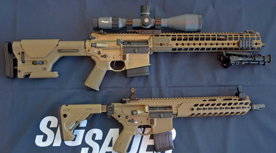 caliber 6/2017 SIG Sauer 716 G2 DMR (oben) und SIG Sauer MCX in rechter Seitenansicht auf blauem Tuch mit SIG Sauer-Aufschrift.