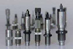 caliber 6/2017 Sechs Matrizen in verschiedenen Größen nebeneinander im Vordergrund und mehrere Matrizen unscharf im Hintergrund.