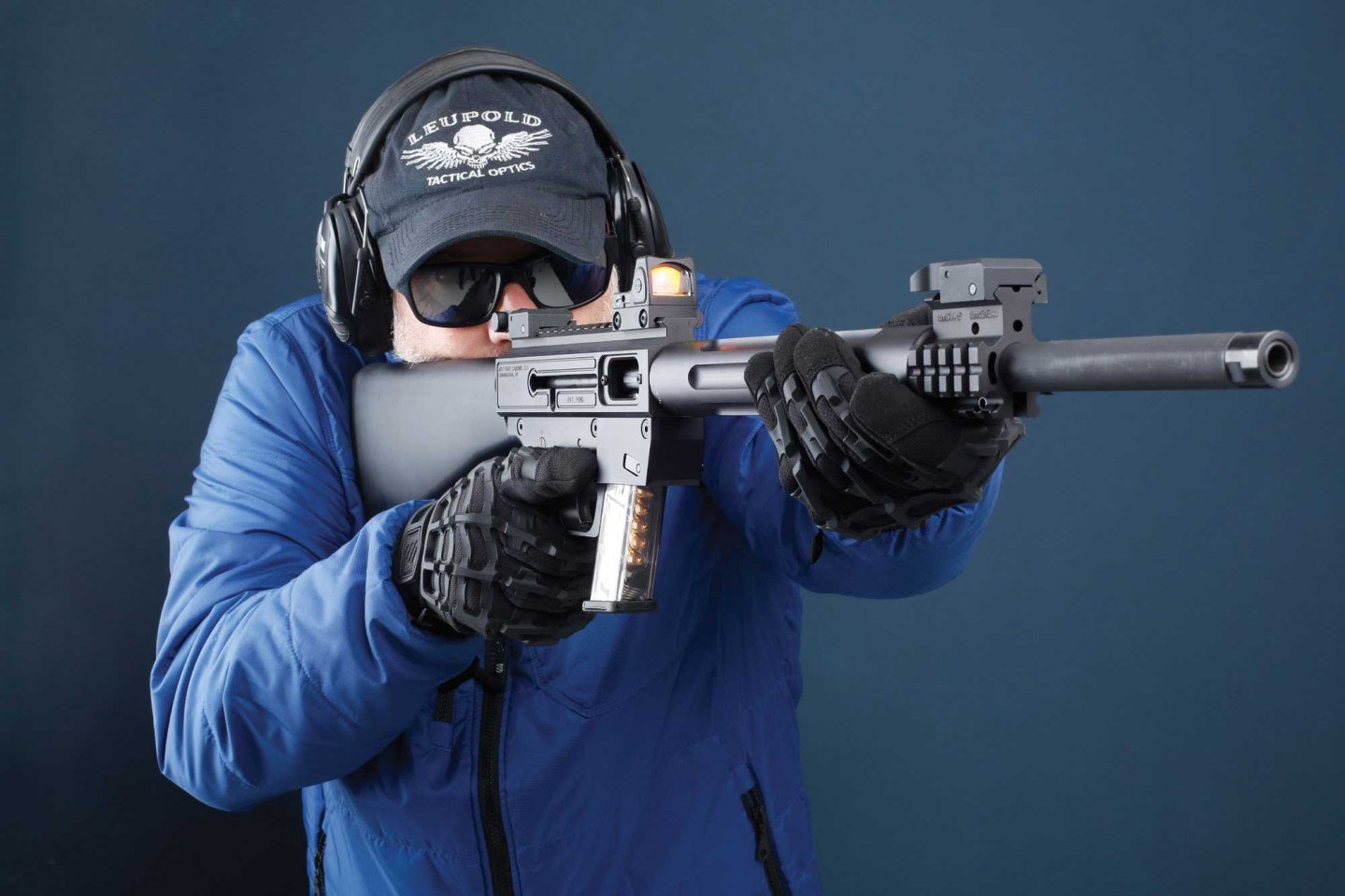 Ein Schütze hat den JRC 9 Gen3 im Anschlag.