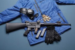 caliber 6/2018 JRC 9 Gen3 in rechter Seitenansicht auf einer blauen Jacke mit Zubehör.