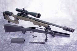 caliber 6/2018 Savage Arms 10TR von schräg vorne auf einem Zweibein mit Zubehör.