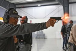 caliber 6/2018 Mündungsblitz einer SIG P365 auf dem Schießstand.
