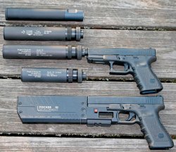 caliber 7+8/2017 Glock mit vier herkömmlichen Schalldämpfern (oben) und Glock mit Fischer Development FD 917-Schalldämpfer (unten) auf Holzbrettern