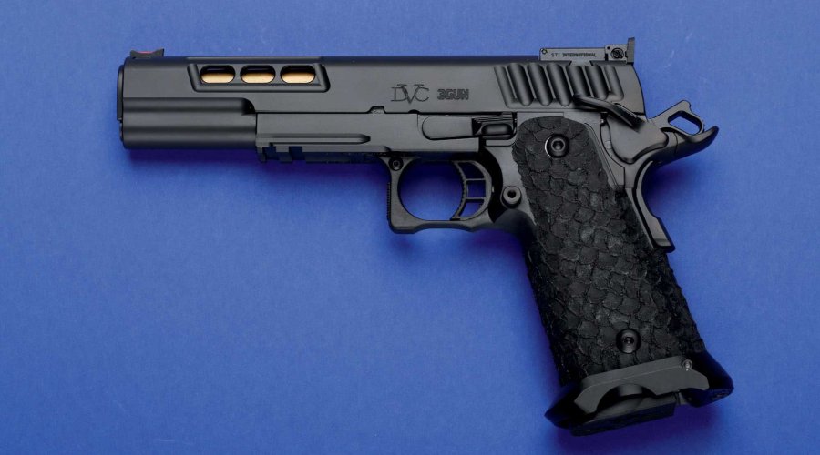 STI International DVC 3-Gun in linker Seitenansicht auf blauem Hintergrund.