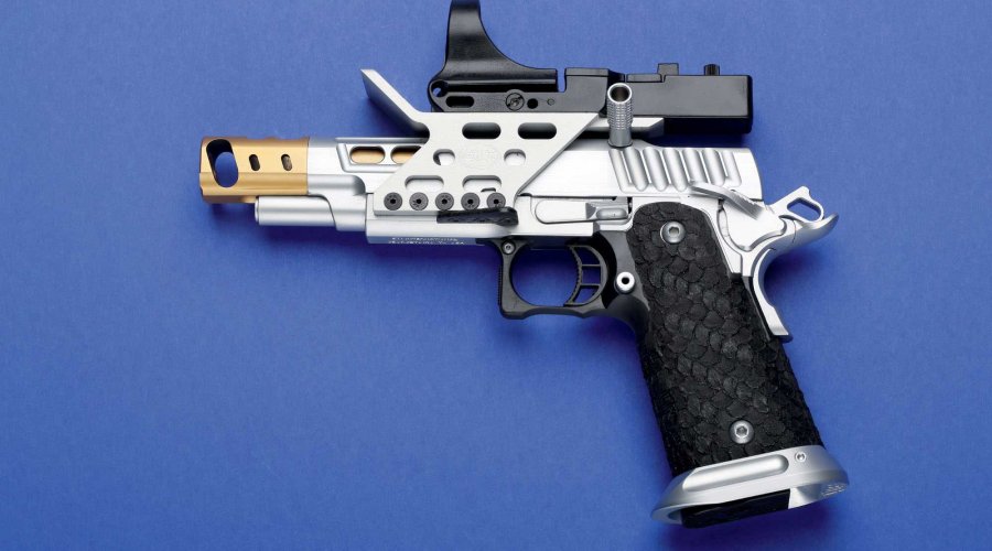 STI International DVC Steel in linker Seitenansicht auf blauem Hintergrund.