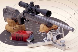 caliber 9/2017 Kimber 84M Short Varmint/Target (SVT) aufgebockt mit Munition auf Zielscheibe.